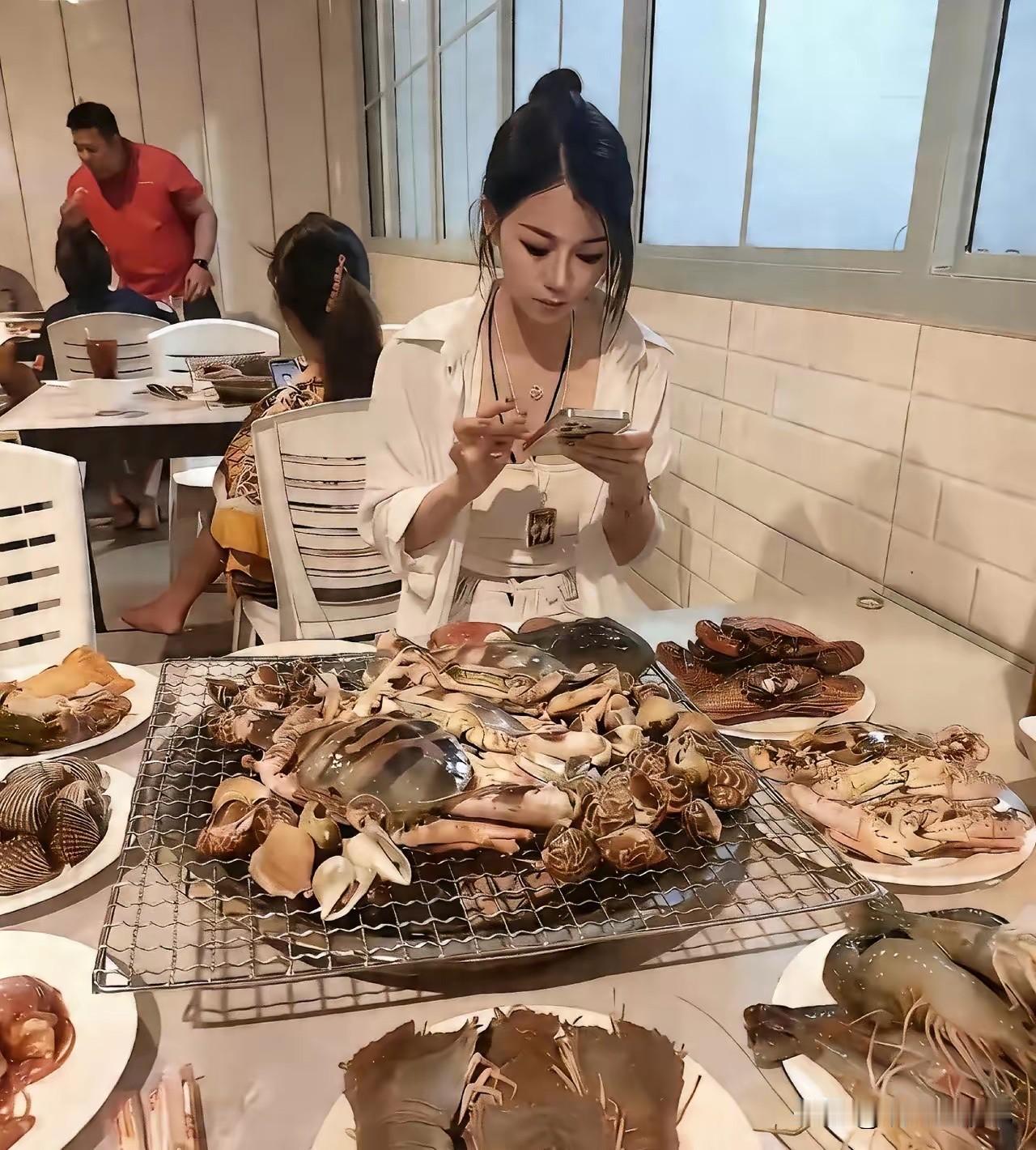 谈了半年的网友见面了，这桌菜够诚意吧？