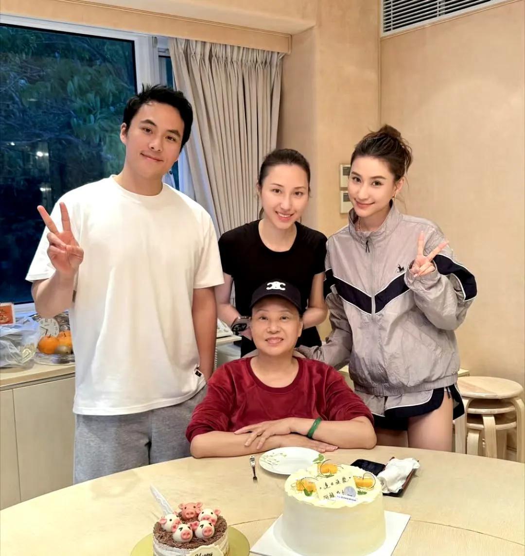 赌王千金何超莲和弟弟何猷启一起庆祝33岁生日，两人是龙凤胎。姐姐何超云和妈妈三太