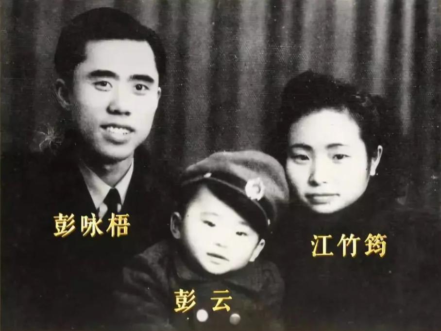 1948年，一个叛徒被带到审讯室，对面坐着他亲手出卖的女人。特务指着叛徒问她："