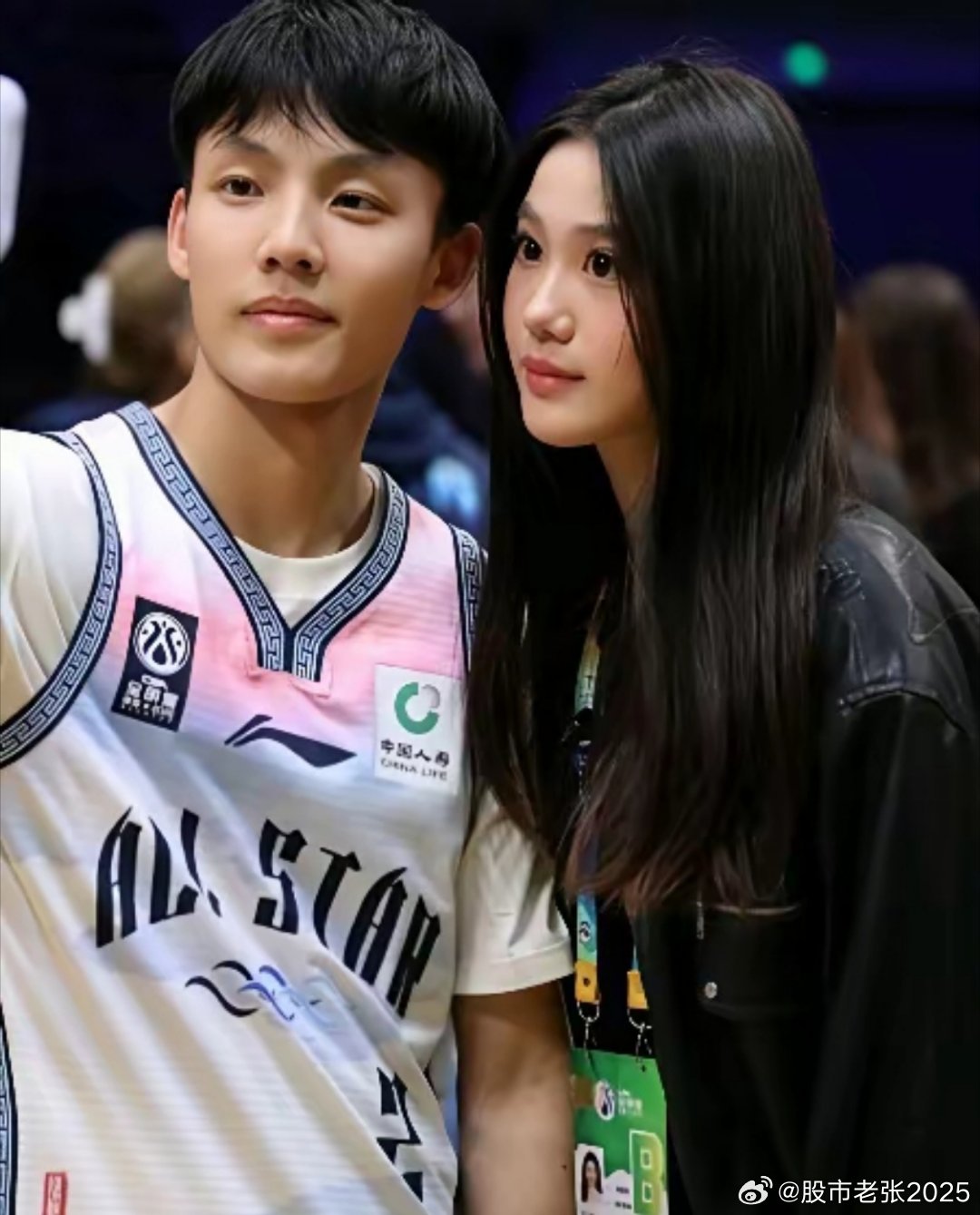 广东球员徐杰昨天获得全明星MVP，她女友林嘉颖也到了现场给加油鼓劲，她女友身高