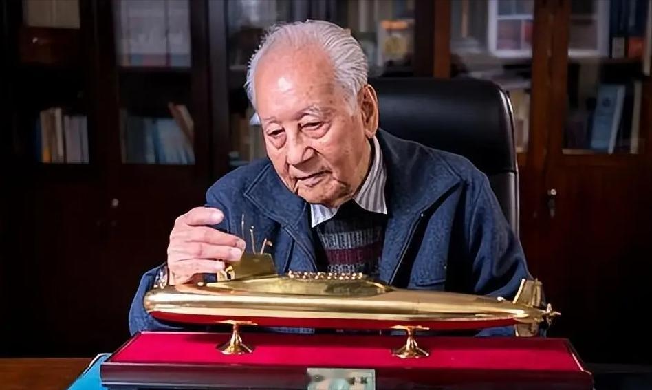 1988年，“中国核潜艇之父”黄旭华，在南海做深潜试验时，顺道回了趟家，