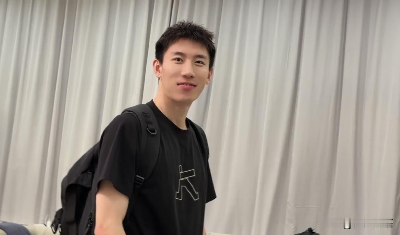 这样一看，马特长得最高呢。刚刚看到程靖淇发了动态，她说：“别回头，别停留，往前