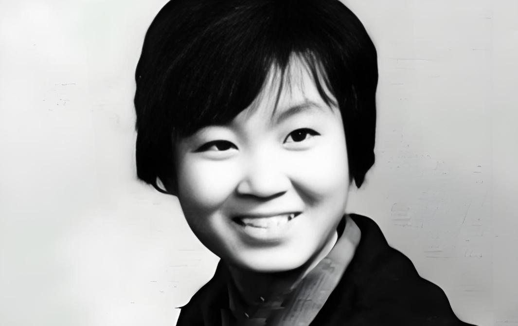 1974年4月2日，21岁的上海女知青朱梅华被尿憋醒，约室友同去厕所，室友已经躺