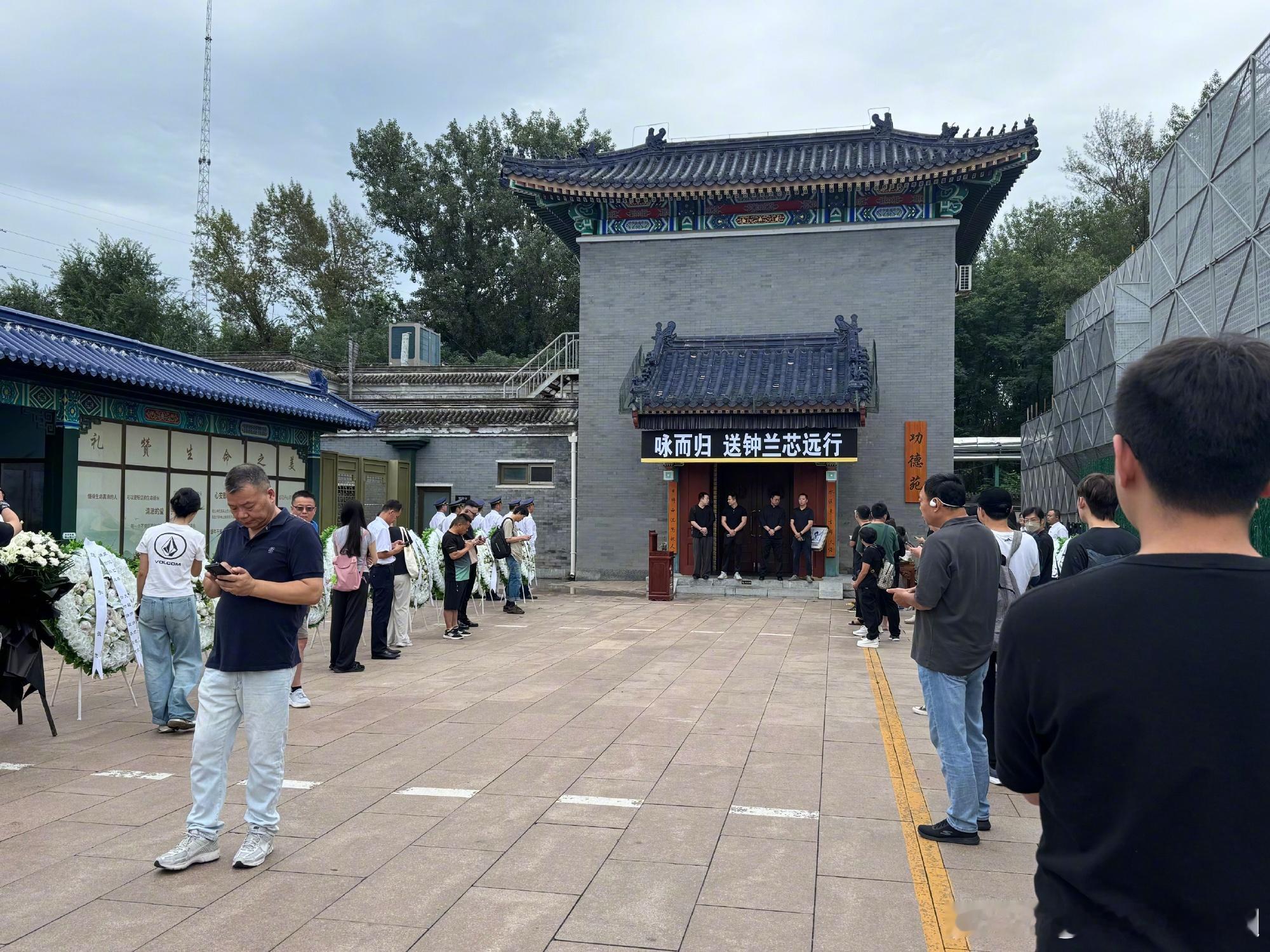 千百惠遗体告别仪式现场黄安等歌星参加千百惠遗体告别式8月23日上午10