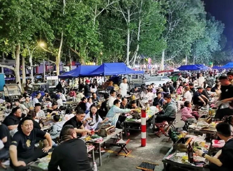 这个五一假期，这两年的几个网红城市旅游市场怎么样。淄博仍然是游客爆满，烧烤的魅力