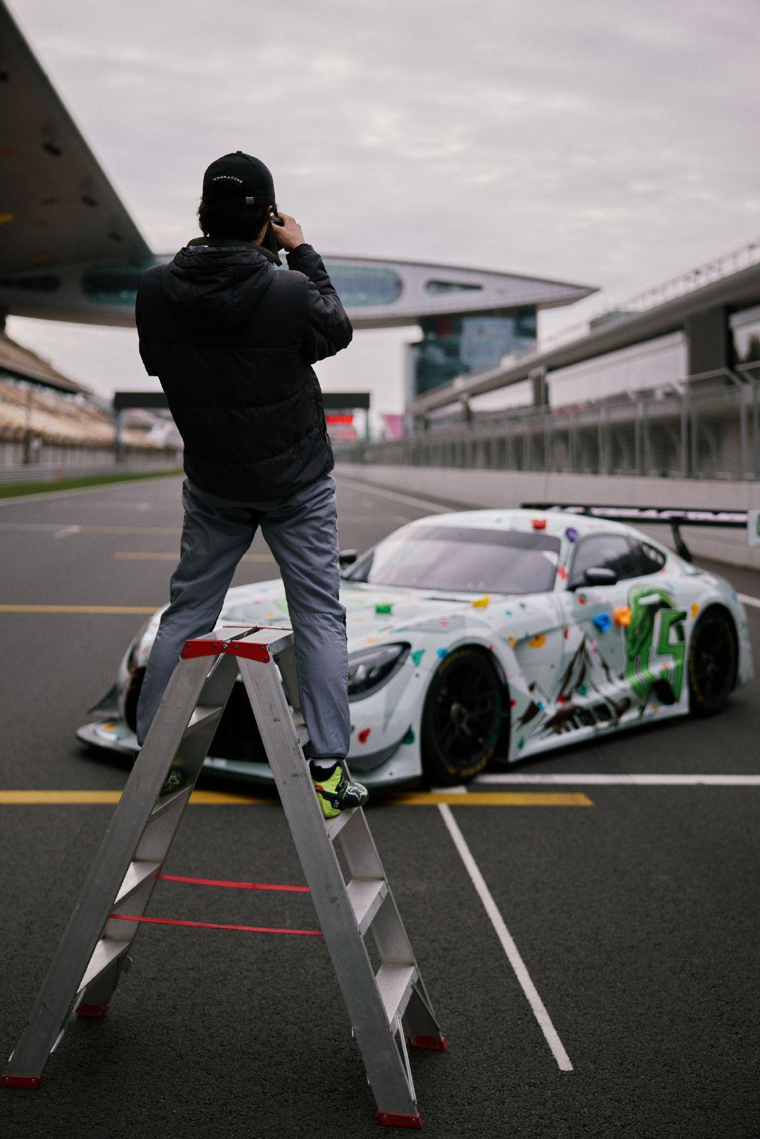 自己的赛车自己拍😎。摄影师王一博兢兢业业上线，各种姿势各种角度，主打一个车子