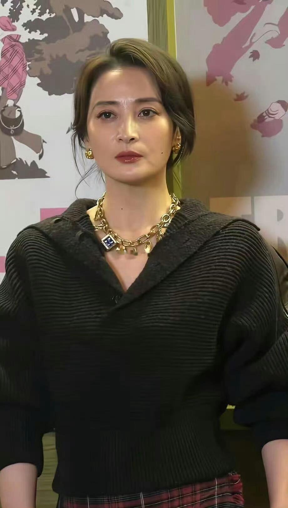 蒋勤勤50岁的状态，不愧是纯元，法拉利老了还是法拉利。​​​