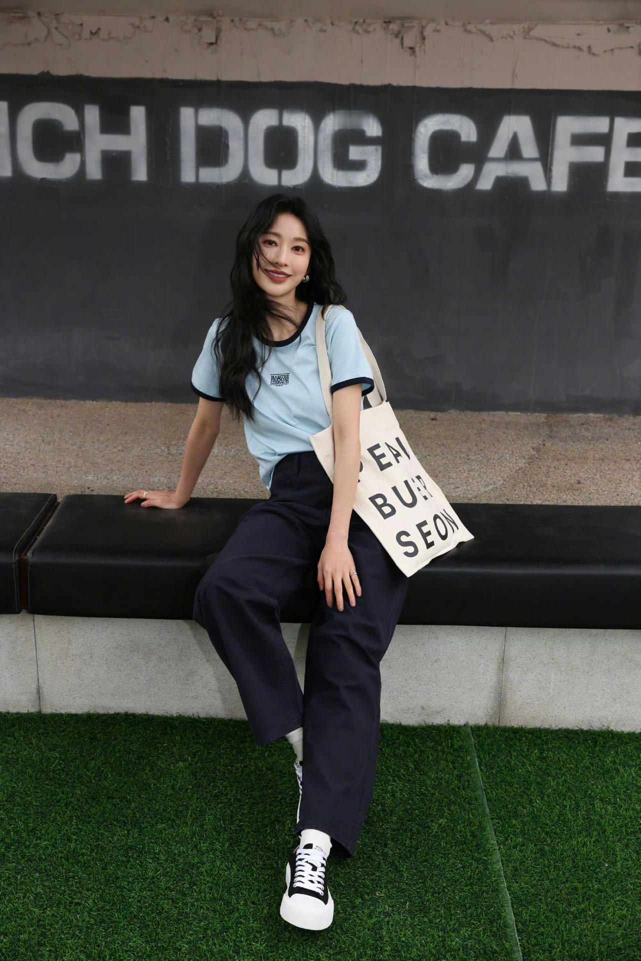 张俪花期好长演什么就像什么，却永远比角色多一分独特的“俪式光芒”。在作品里绽放