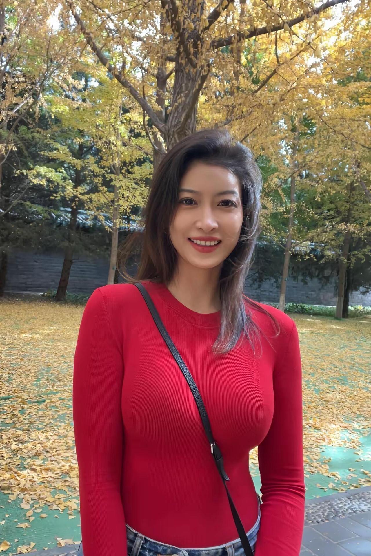 这是上个月去做培训的时候在校园里拍的一组照片，真心喜欢深秋初冬的季节，天气不冷不