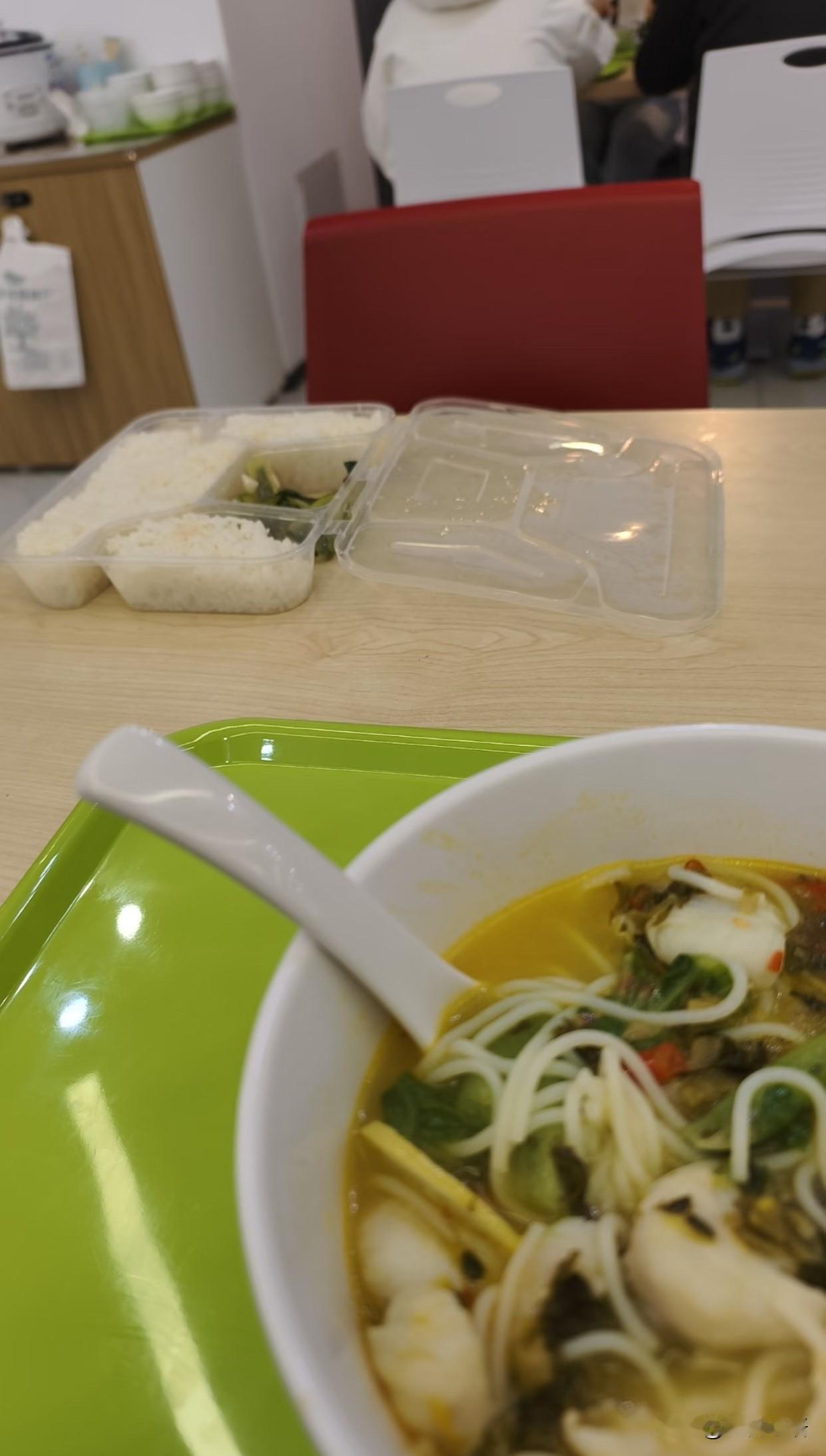 食堂里的一幕，戳得人心头发酸！傍晚在食堂吃饭，对面坐了位工地大叔。他餐盘