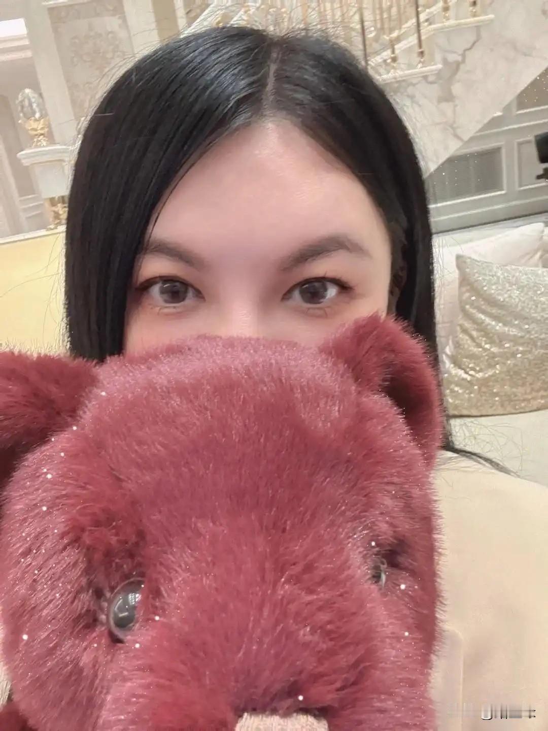 昨天李湘在社交平台发了一组回娘家的照片，好多网友就坐不住了，一下子惹得不少人议论