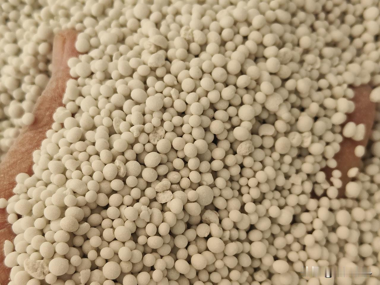 复合肥养分含量全，使用方便，价格合理，而且种类多，含量可以根据需要灵活配制，不需