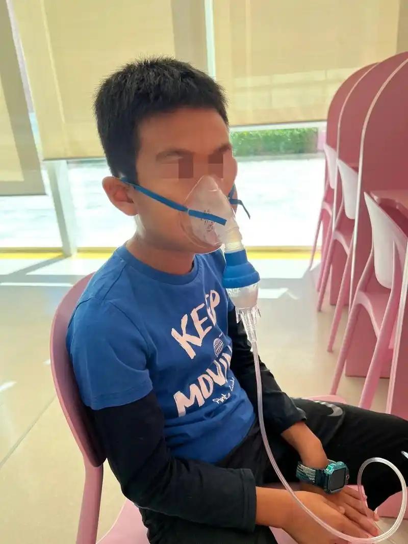 宁信AI，不信医生？浙江，3岁男童患有哮喘，近日咳嗽不止，妈妈将症状输入AI问诊
