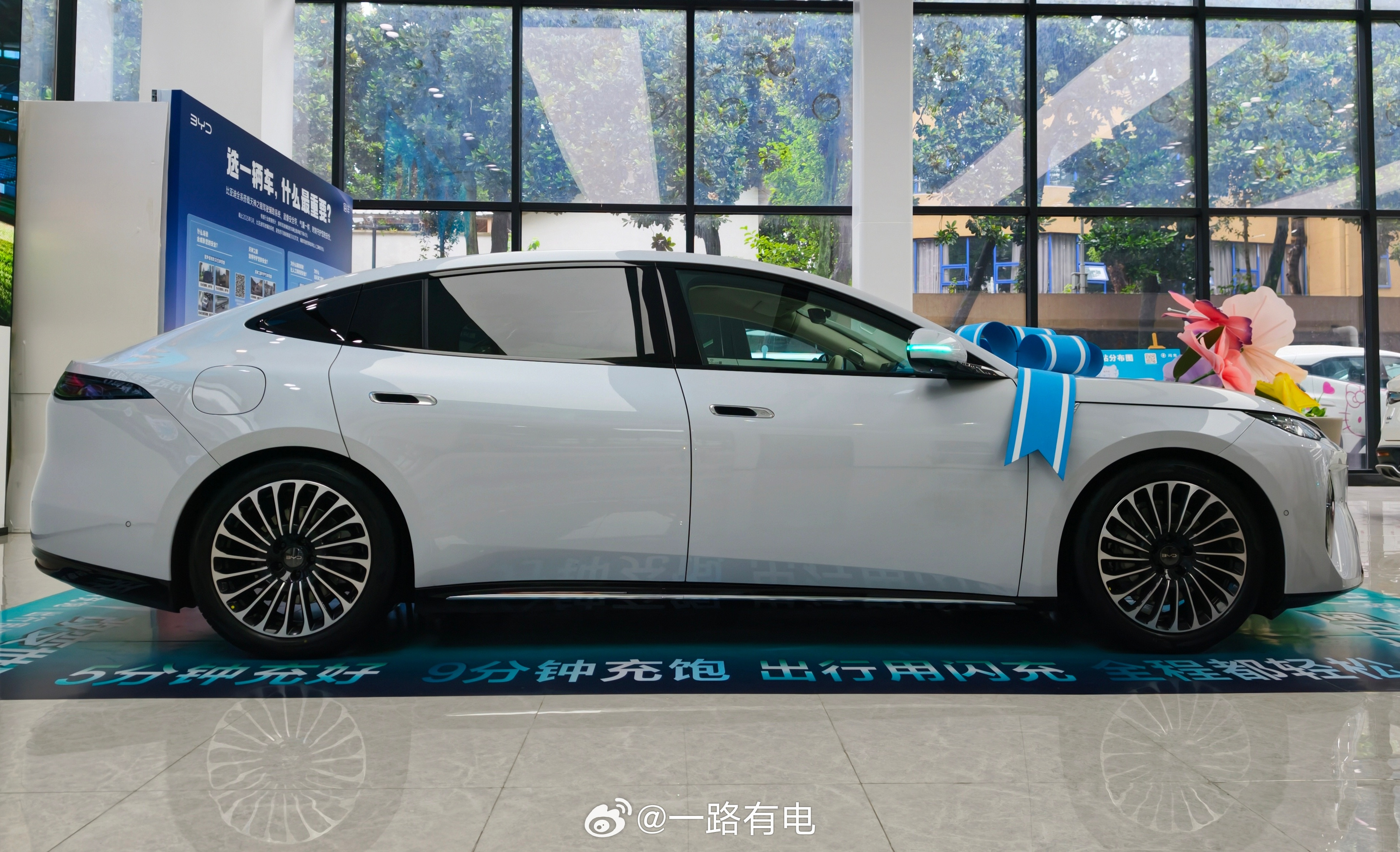海豹08今晚就要正式上市啦，提前替大家先瞅了实车，外观溜背造型看着很顺眼，车身线