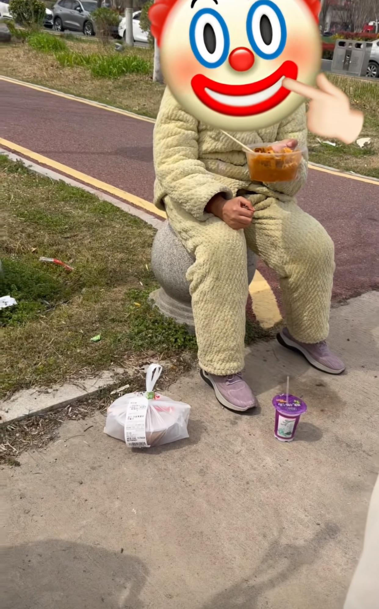 近日河南新乡，两名女大学生点了外卖，骑手送达后不到5分钟她们就下去拿了，结果下去