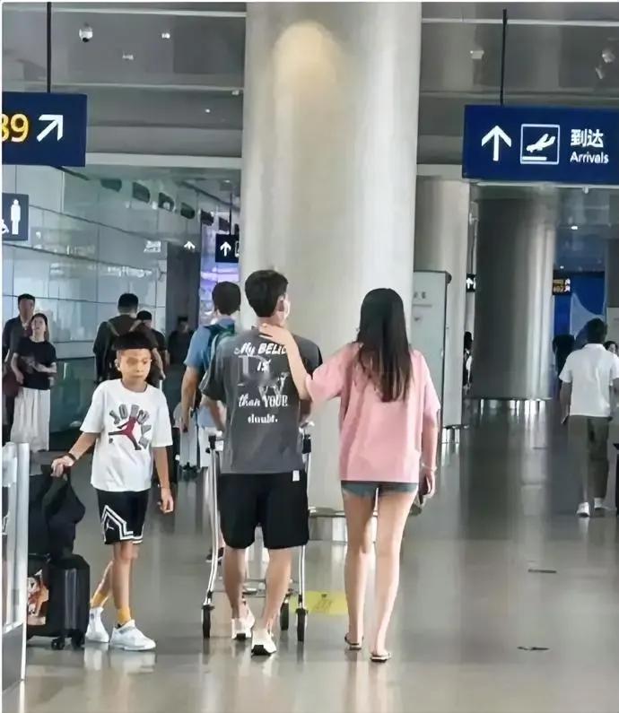 如果徐杰的事是真的，那么还真是够徐杰喝一壶了！据悉，网上关于徐杰的丑闻已经被删除
