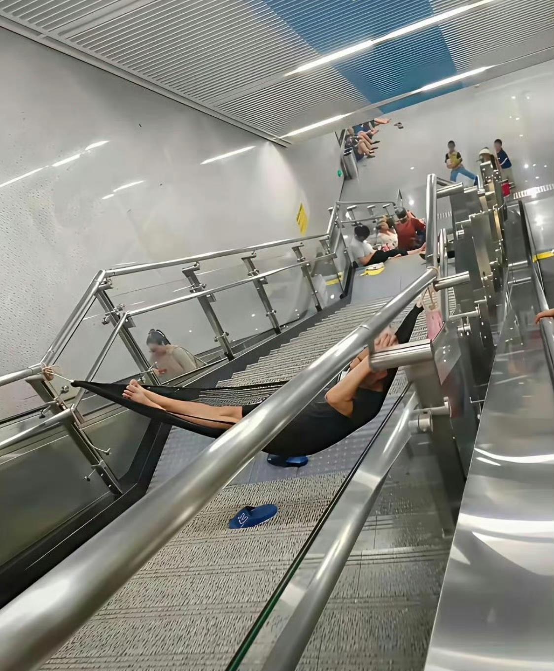 地铁站这样蹭空调就过分了吧