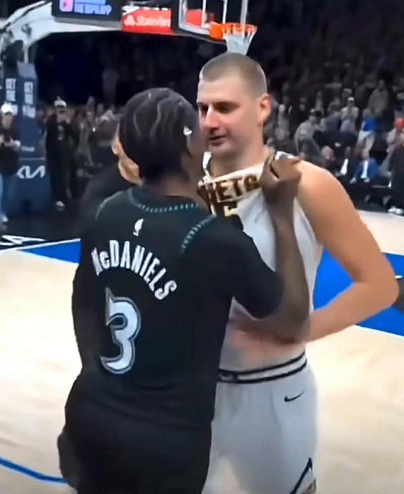 大家都以为约基奇是冲着麦克丹尼尔斯去的那就大错特错了，约老师何其聪明，他醉翁之