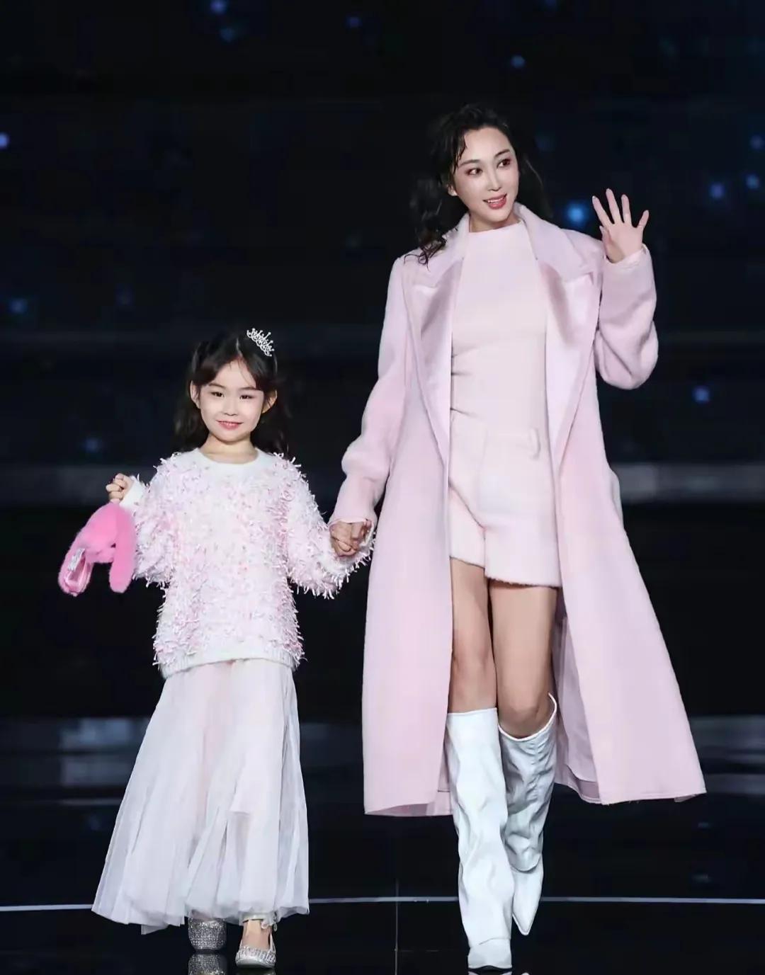 严屹宽的女儿挺好看的眼睛像妈妈眼睛以下像爸爸小美女算是耐看型的年