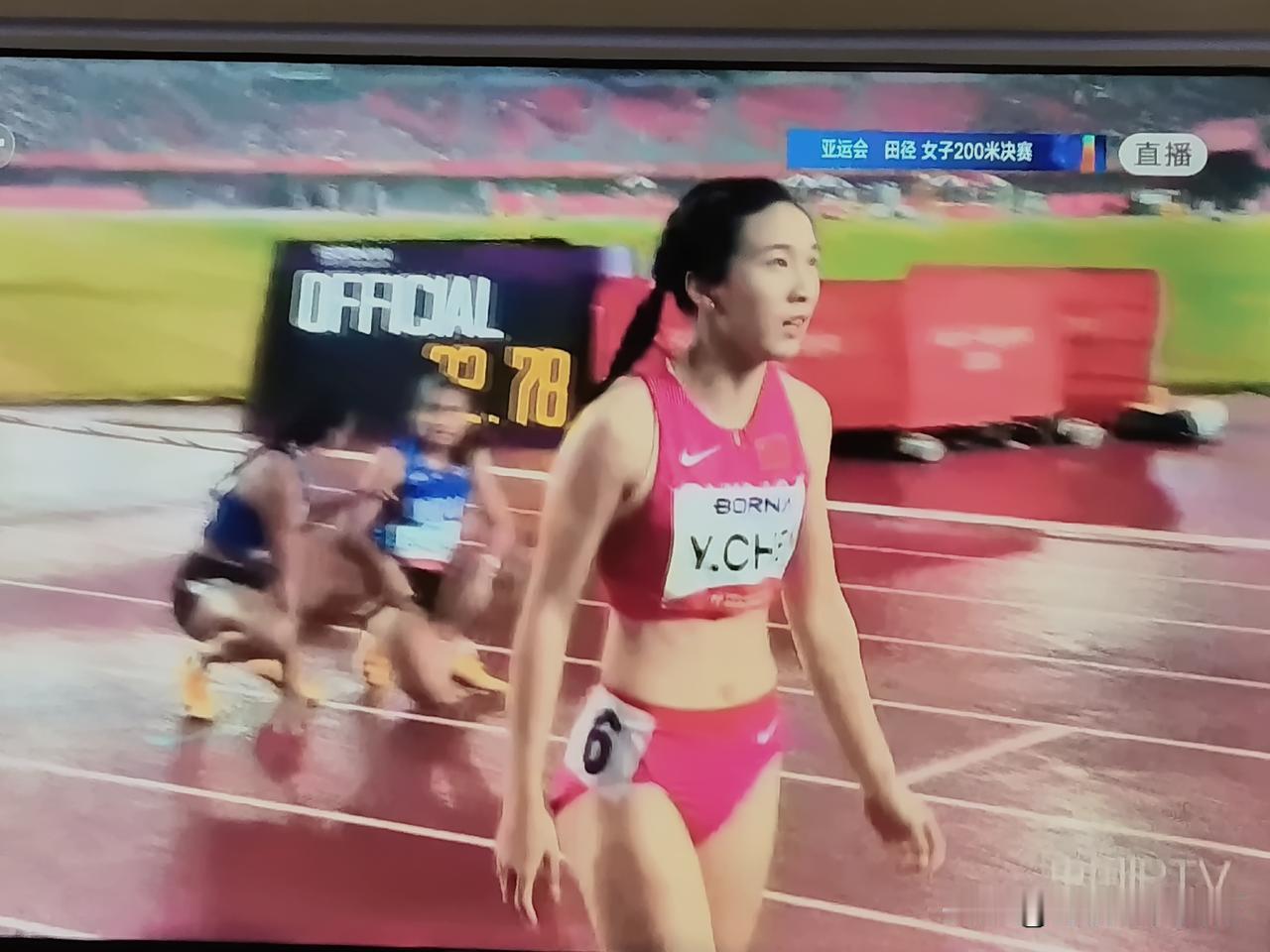 小孩儿姐二百米没有拿金牌，比拿金牌更让人安心。17岁的陈妤颉，第一次参加亚运