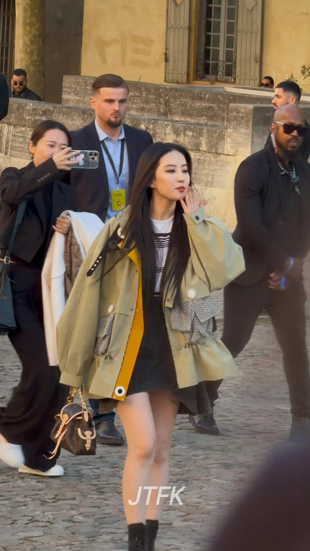 刘亦菲黑长直看秀清俊酷girl，太好看啦·​​​