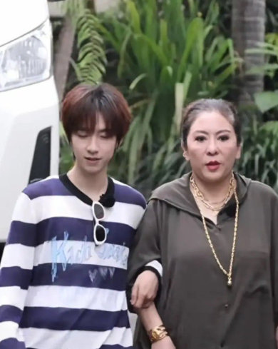 终于知道向太为啥要准备那么多帽子了，头发稀疏。没了雍容华贵的衣服和帽子，向太跟普