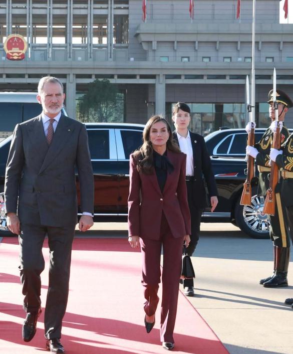 费利佩国王与王后结束访华行程，从北京机场出发回国啦！11月13日费利佩国王和莱蒂