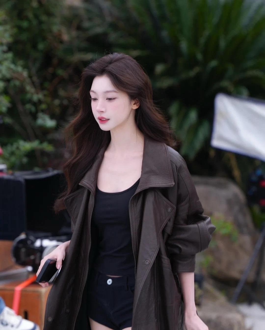 易梦玲这是爱情事业两手抓啊~前脚从马来西亚度假回国马上就复工了。路透里姐肤白貌美