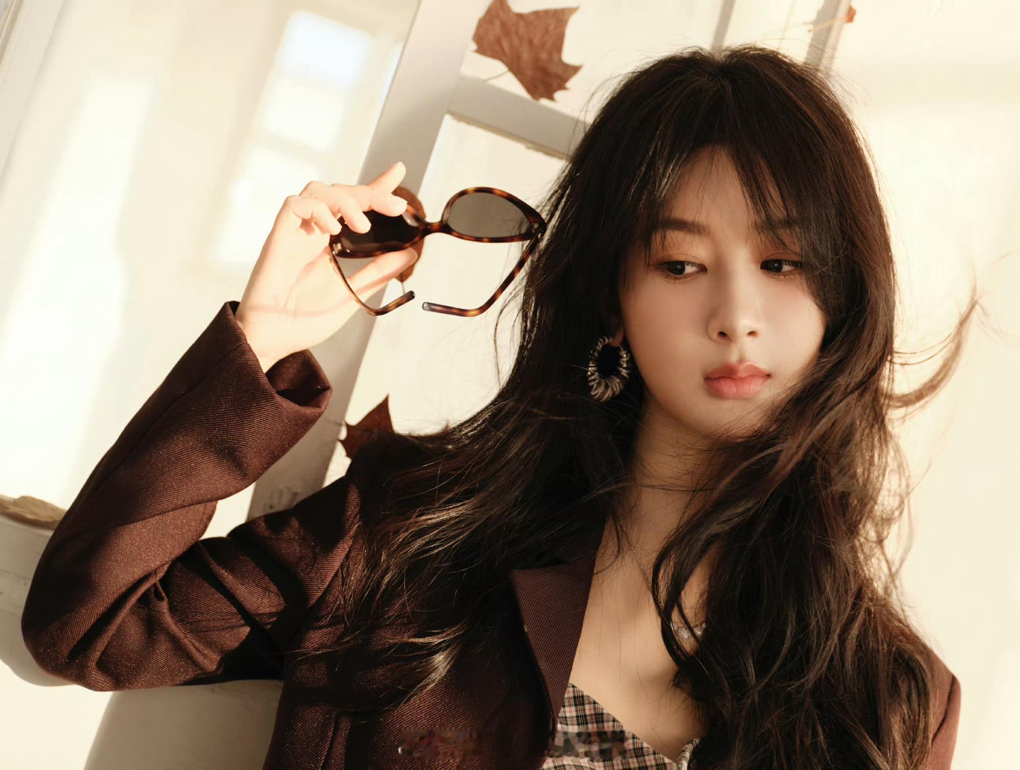 杨紫真的可以称得上百变这一词，酷飒，清纯都是她