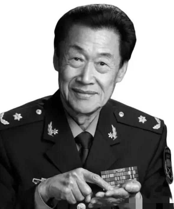 2003年，杨利伟乘坐神5首次飞入太空。有人立刻跑到钱学森家里。谁知，钱老却问：