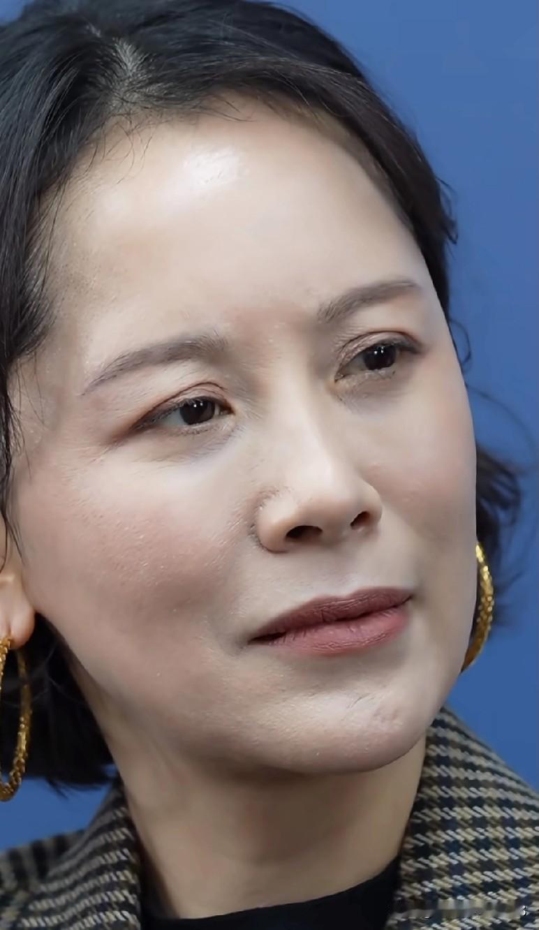 海清这种状态真的很难得！她年轻时就不是那种甜妹长相，反而有股干练劲儿。现在人到中