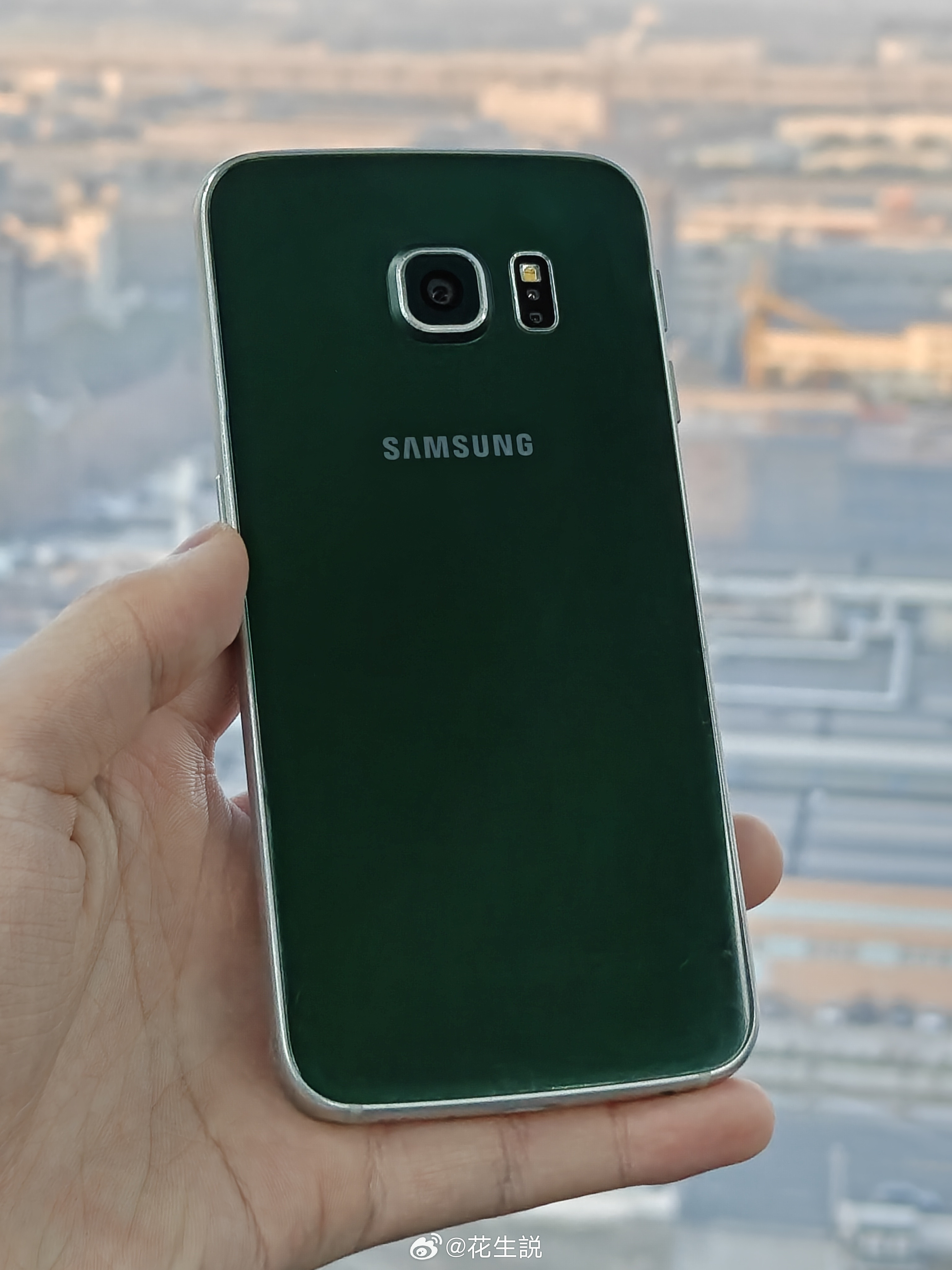 2015年的三星S6edge，双曲面屏惊艳但握持有硬伤。正面两侧弯了下去，背面