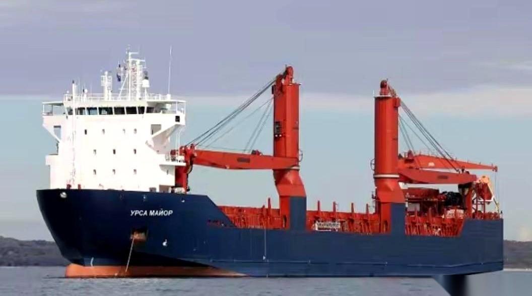 一个港口，一艘货船，就这么烧起来了。死人了。不是在什么前线阵地，就是在俄罗斯