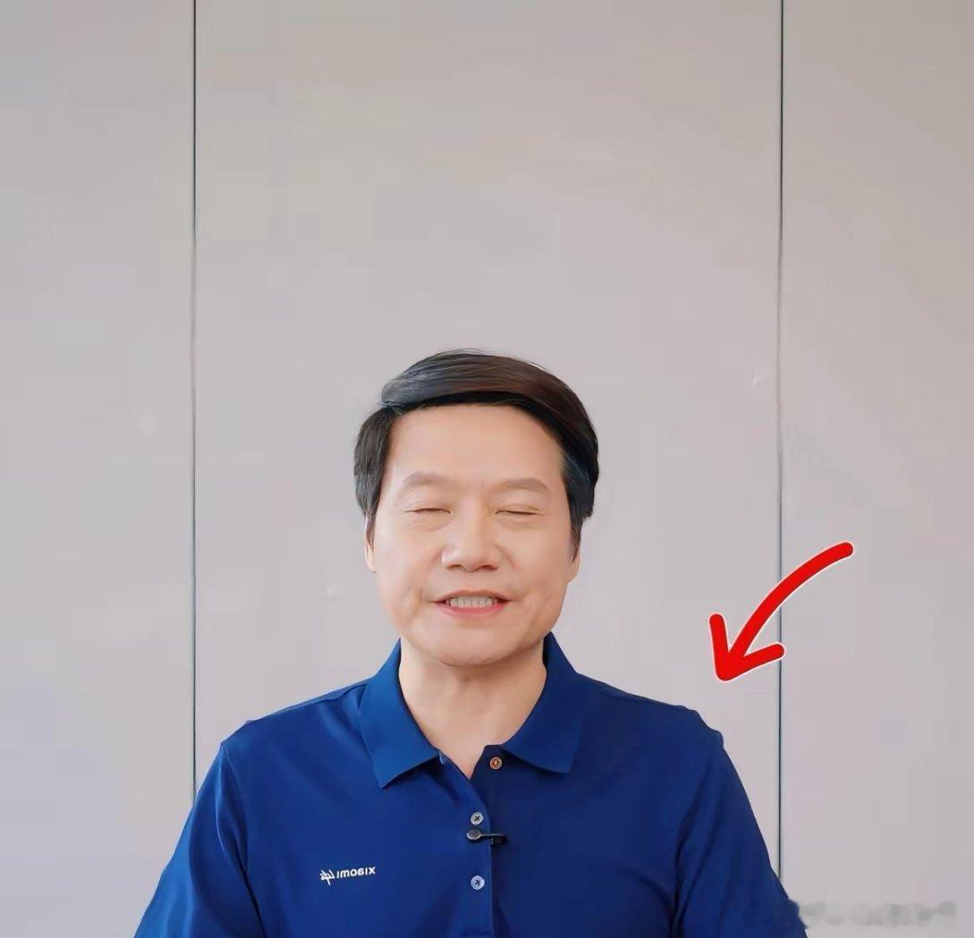 谁有雷军助理的电话，麻烦告诉我一声。不为别的，我就想问问他，你们老板短袖肩膀鼓