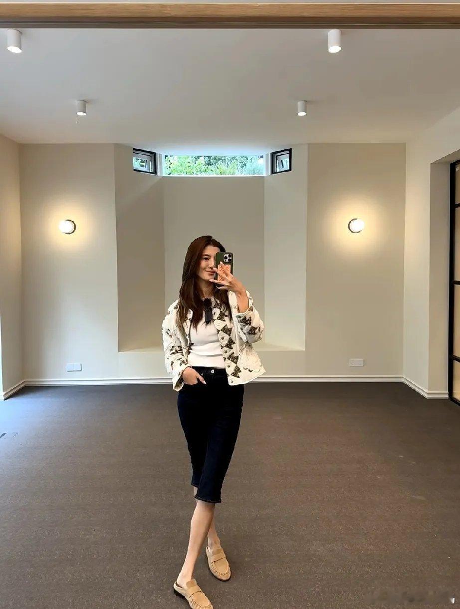 吴千语官宣好消息，她在上海新买的别墅快要装修完工了，从晒出图片来看，目前室内硬装