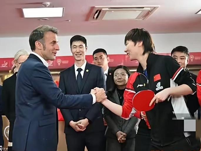 曼昱这次要把她爸妈整忙活了。这次要把女儿的照片洗出来保存着。曼昱左手紧