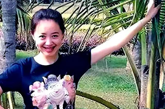 任程伟说，大一那年，我们都才19岁，她可是我们上戏，光芒四射的校花，还是科班出身