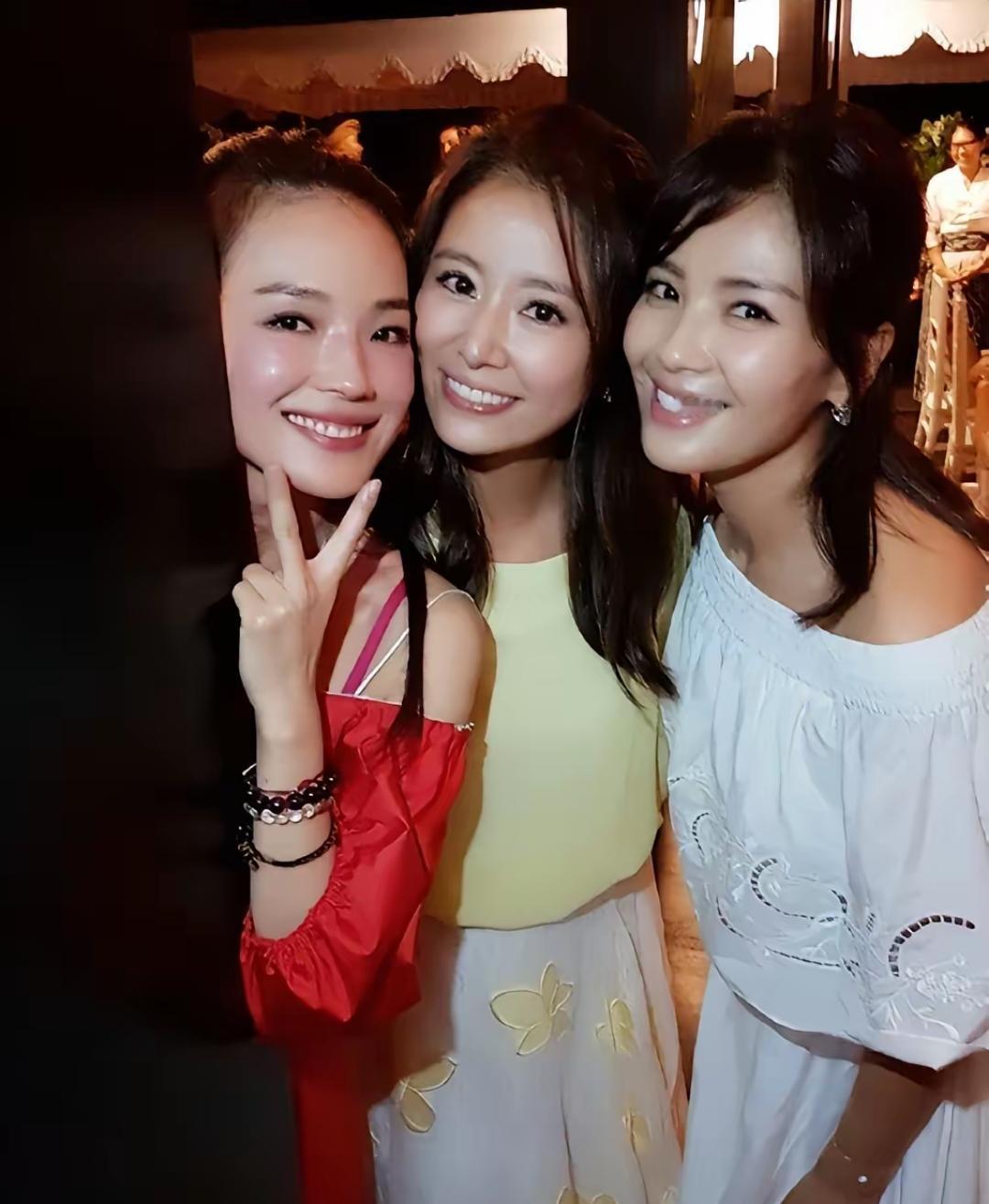 别谈什么清高，女人为了钱，能把衣服脱光；男人为了钱，能把腰弯进土里。这就是成年人