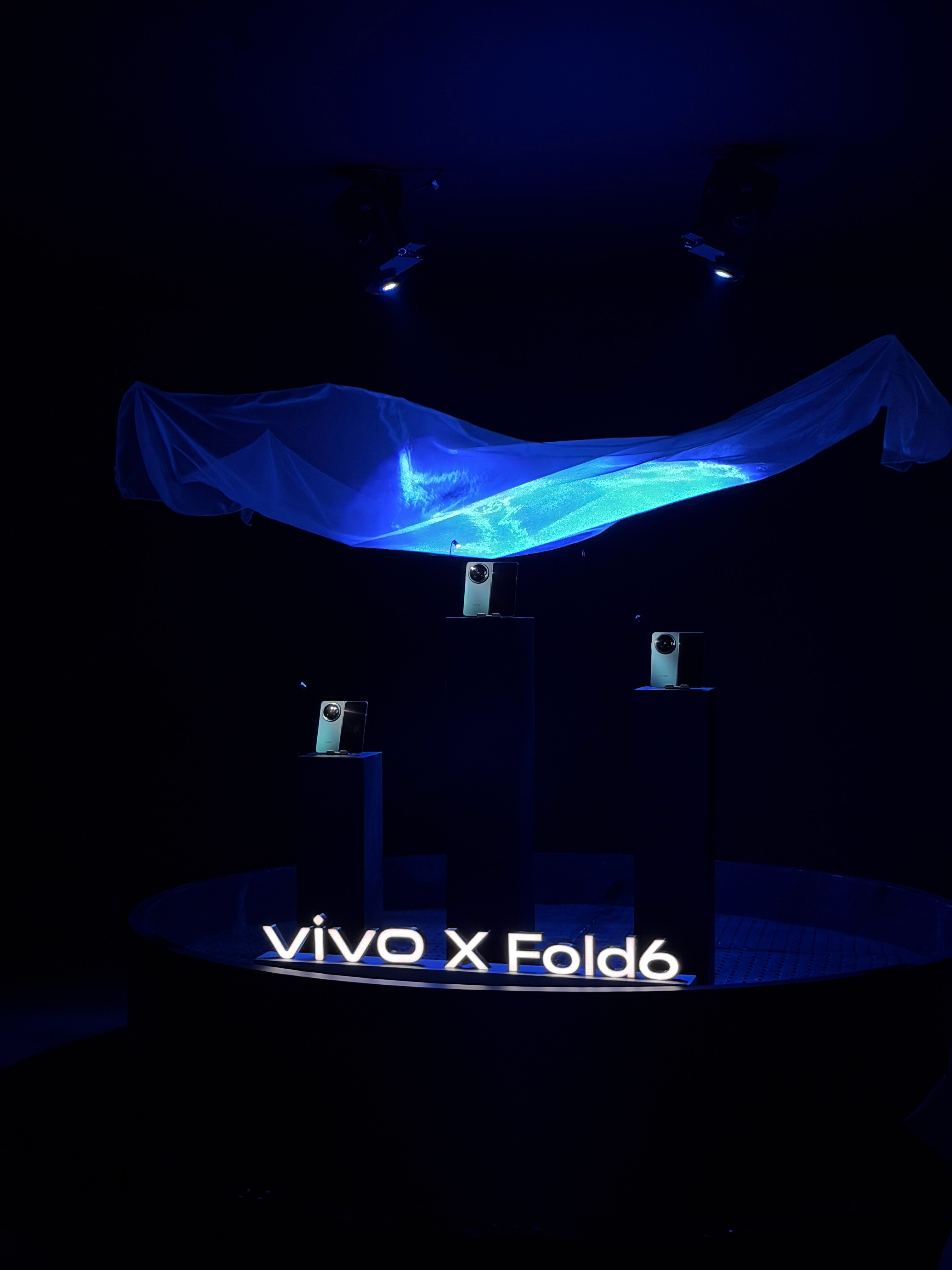 来看vivoXFold6发布会喽，这次会场布置的好蓝，和蓝洞配色很呼应了