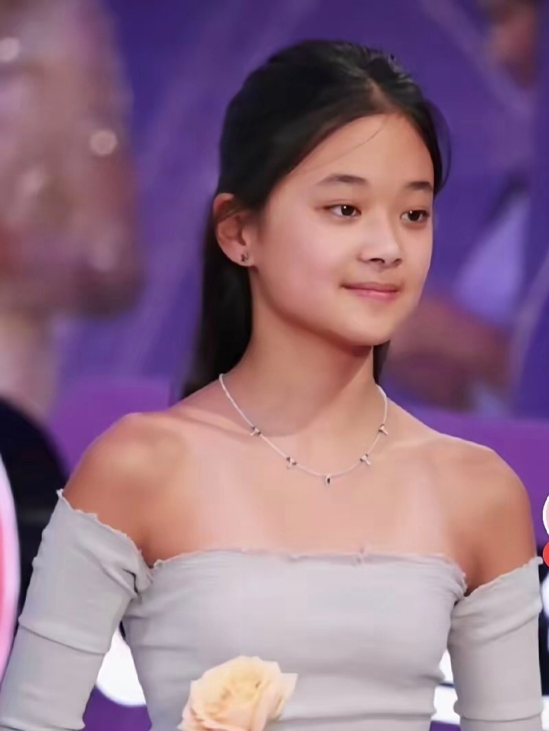 梅婷女儿长了一张文艺脸清新可人，就是皮肤黑了点​，演文艺青年，演温柔可人的小女