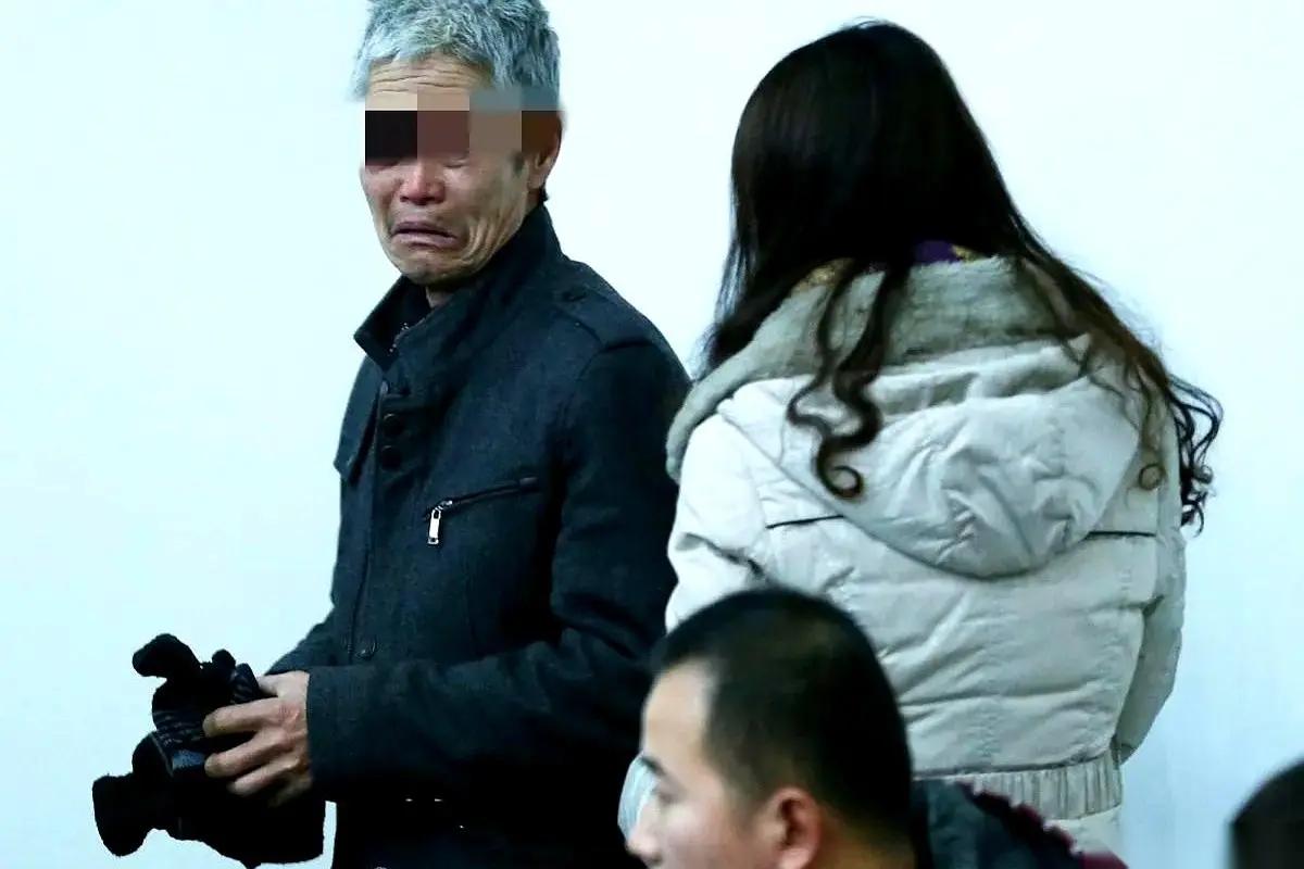 在武汉发生了一件让人心痛的事情，一位父亲把年仅6岁的女儿扔给了老人抚养。时隔1