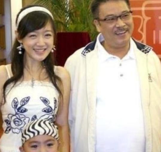 心脏停跳前四小时，他还在片场背台词。氧气面罩的雾气蒙住监视器，导演喊卡时，吴孟