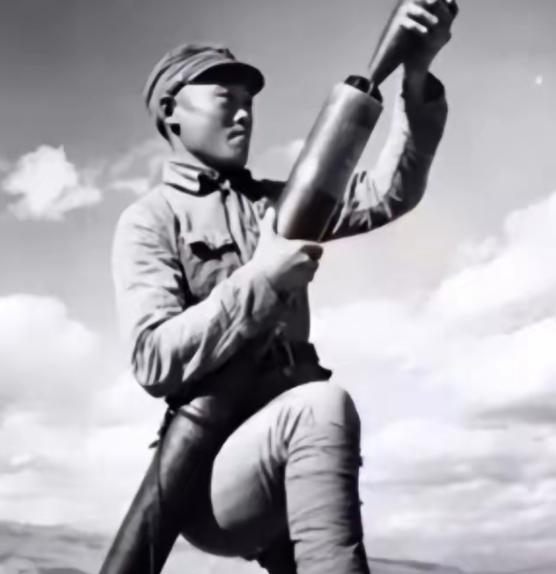 1945年，在山上休息的迫击炮手陈宝柳，忽然发现30多个日军和几个女人在不远处的