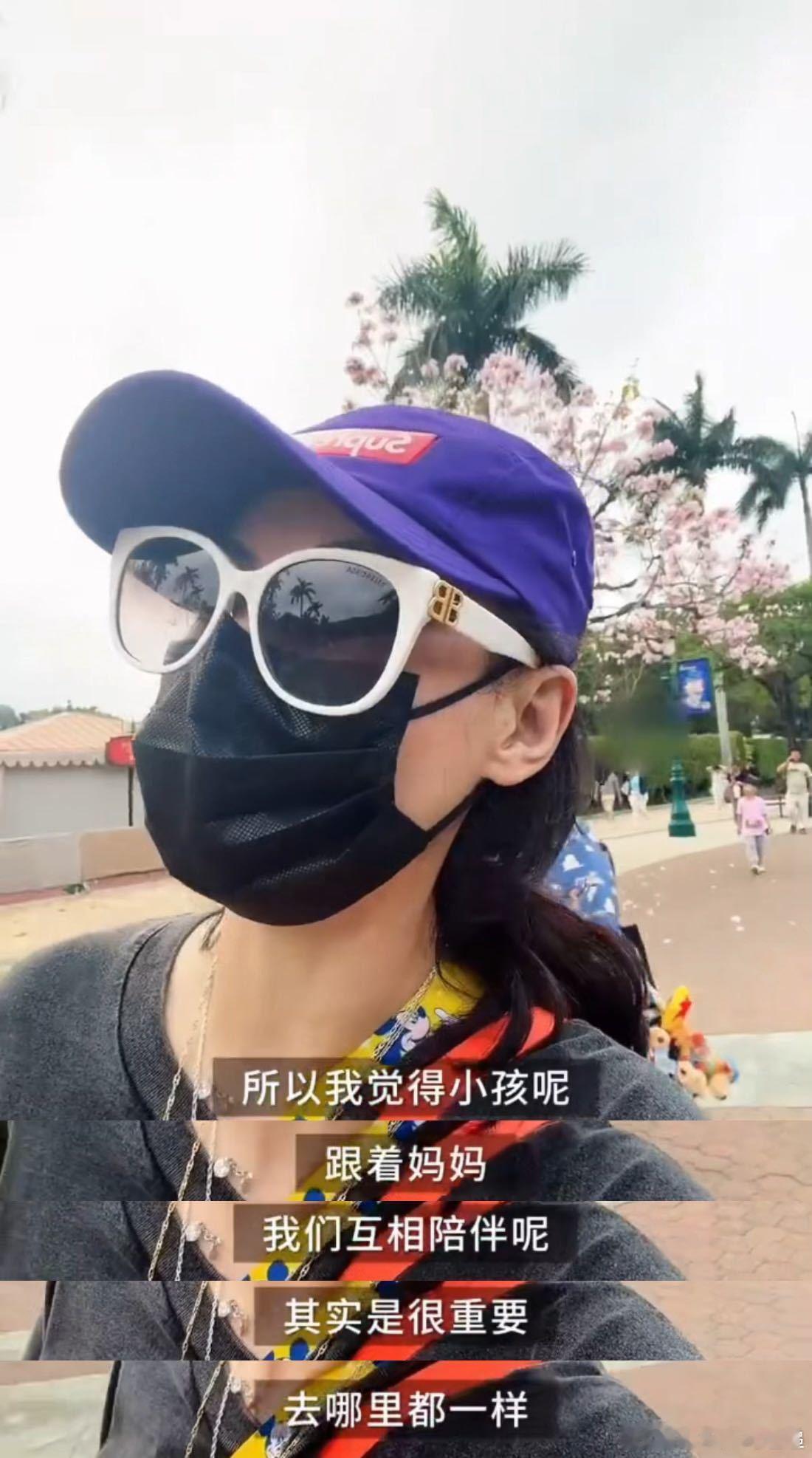 张柏芝对儿子的教育好细节很多父母忙着给孩子立规矩，张柏芝忙着给孩子留面子。公共