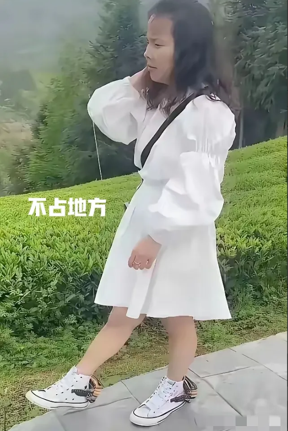 熊寡母又带着男助理直播了，说自己找的律师都是干实事的，反正自己是守法好G民，别人