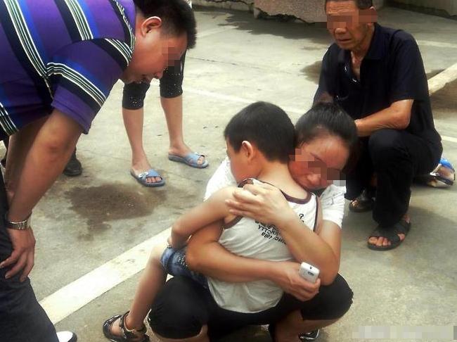 “太荒唐了！”河南濮阳，37岁男子无故踹了13岁男生一脚，而后见男生骂自己又拿砖