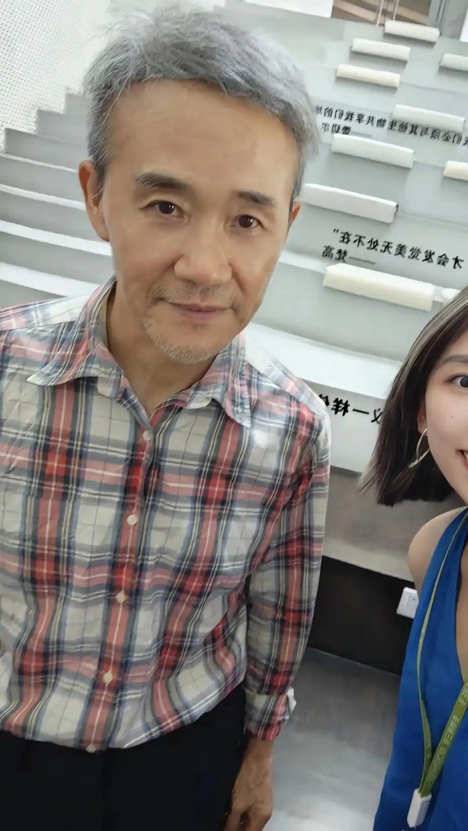 穿花格子衬衣的王石的的确确老了，不管他日常怎么锻炼，小娇妻对他形象如何包装，但是