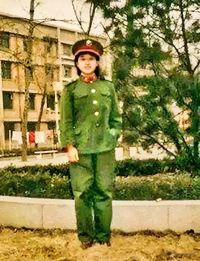 18岁的韩红在军艺，竟是这般惊艳的“元气大美女”！彼时的她尚未被岁月赋...