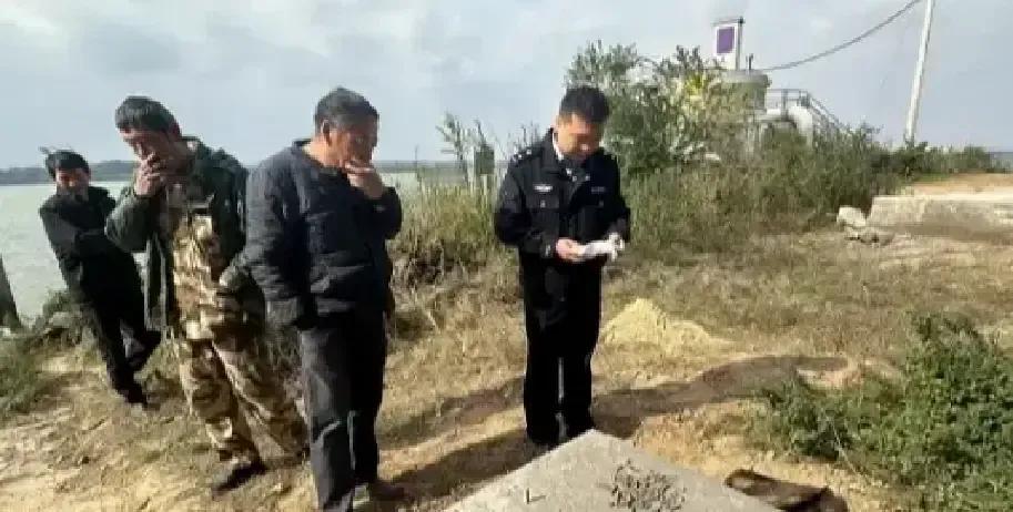 江西吉安一位钓友甩竿收线，竟拖上来一袋沉甸甸的老子弹，一数108发，锈迹斑斑却完