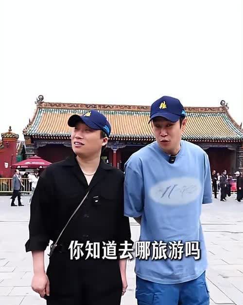 赵本山说，那天在故宫撞见小沈阳被一帮保镖护着走，说实话心里挺不是滋味的。想当年春